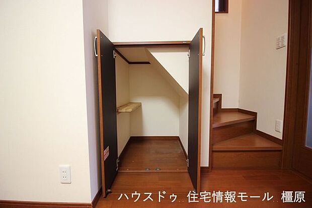 リビング階段の下にも収納スペースを確保しております。