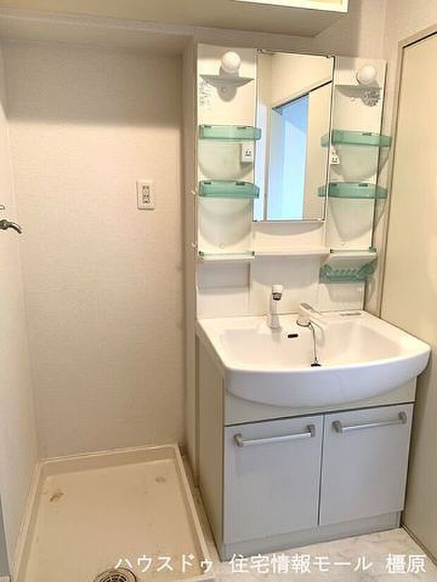 ゆとりの洗面スペースで朝の身支度もスムーズに。暮らしを快適に変えるシャワー付洗面台です。