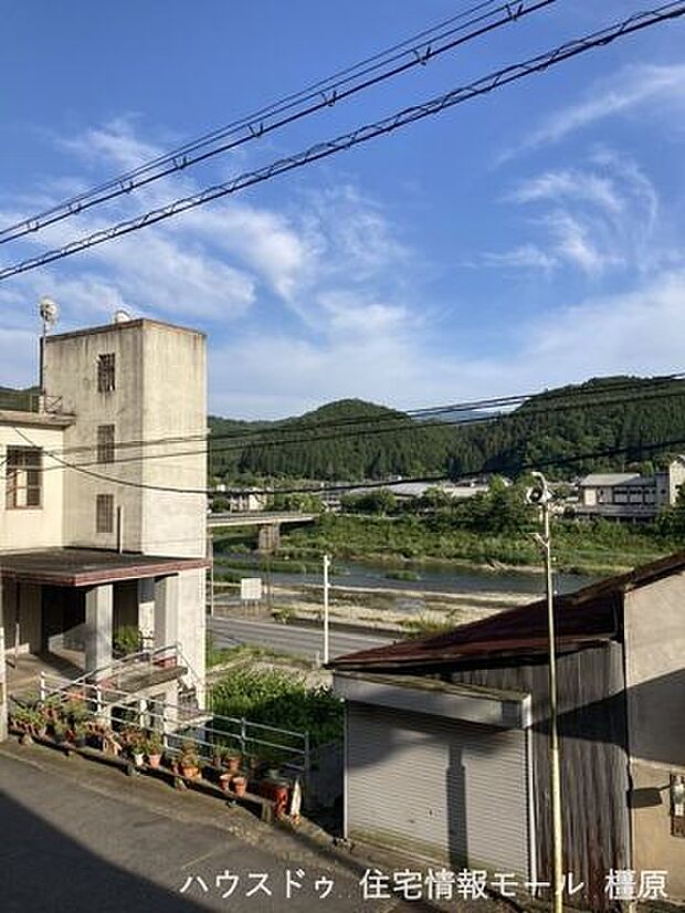 バルコニーからは吉野川と桜の名所、吉野山を眺める事ができます。