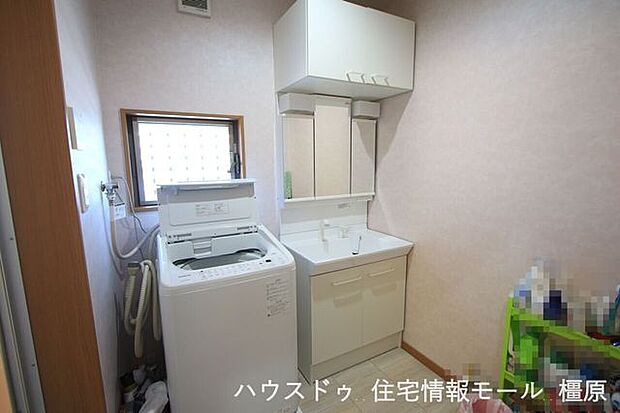 大型の洗濯機も無理なく設置できる広さを確保。洗面台は便利なシャワー付きです。