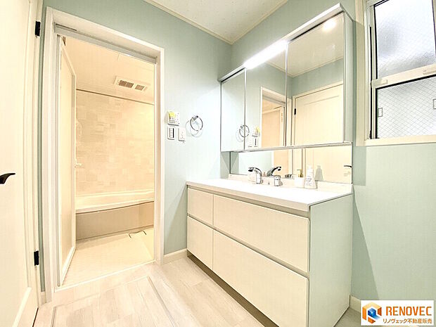 【ユーティリティルーム】◆三面鏡の洗面台です！鏡の後ろに収納スペースを設ける事により、散らかりやすい洗面スペースをすっきりさせる事ができます♪