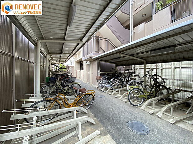 【自転車置場】◆屋根があるので雨から自転車を守ります◆通学・通勤に便利な駐輪場です◆ルールを守ってキレイに駐輪しましょう