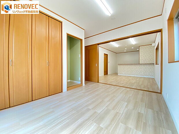 【1階　洋室】◆リビングに面したお部屋なので扉を開けてリビングを広く使ってもいいですね！◆たっぷりの収納スペースで住空間がスッキリして快適に暮らせそうです♪