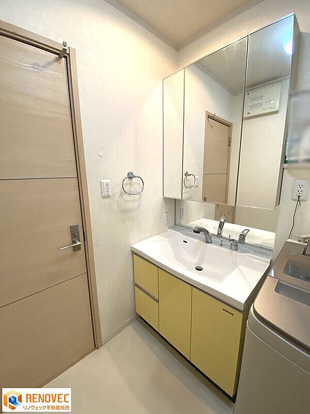 【ユーティリティルーム】◆三面鏡の洗面台です！鏡の後ろに収納スペースを設ける事により、散らかりやすい洗面スペースをすっきりさせる事ができます♪