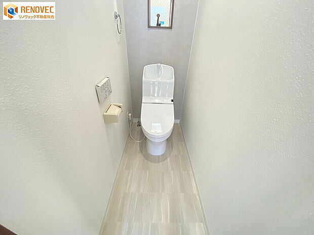 【2階　トイレ】◆1階と2階の2箇所のトイレがあれば、少しは朝のトイレラッシュの緩和になりますでしょうか◆快適な温泉洗浄便座付きです！◆窓があって換気もいいです！