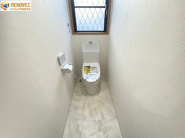 【1階　トイレ】◆1階と2階の2箇所のトイレがあれば少しは朝のトイレラッシュの緩和になりますでしょうか◆快適な温泉洗浄便座付き◆窓があって換気もいいです！