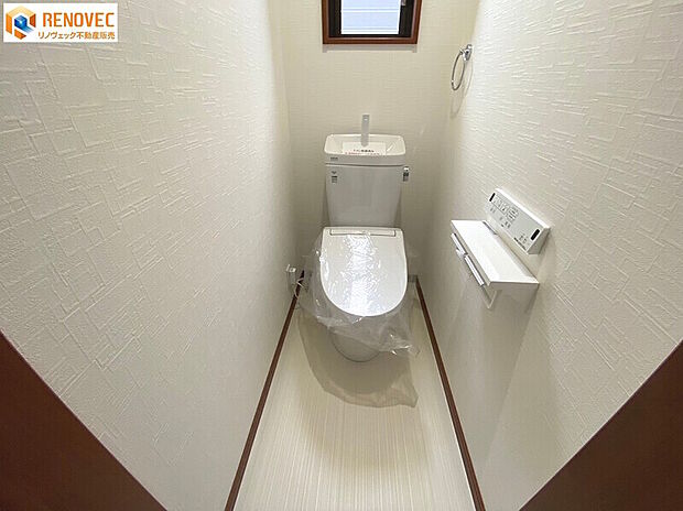 【2階　トイレ】◆快適で清潔な温水洗浄便座◆1階と2階の2箇所のトイレがあれば少しは朝のトイレラッシュの緩和になりますでしょうか◆窓があって換気もいいです！