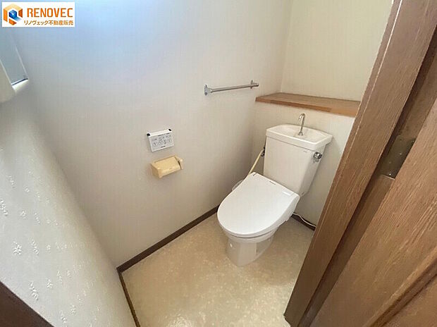 【2階　トイレ】◆快適で清潔な温水洗浄便座◆窓があって換気もいいです！◆1階と2階の2箇所のトイレがあれば少しは朝のトイレラッシュの緩和になりますでしょうか