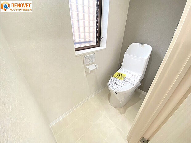 【トイレ】◆快適で清潔な温水洗浄便座◆個室のリラックスタイムをお楽しみください◆1階と2階の2箇所のトイレがあれば少しは朝のトイレラッシュの緩和になりますでしょうか