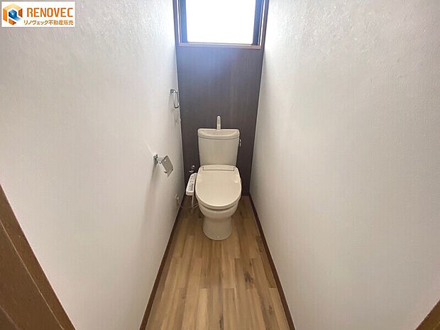 【トイレ】◆快適で清潔な温水洗浄便座◆個室のリラックスタイムをお楽しみください◆1階と2階の2箇所のトイレがあれば少しは朝のトイレラッシュの緩和になりますでしょうか