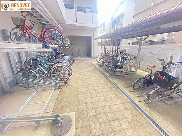 【自転車置場】◆きちんと整列され管理が行き届いた駐輪場◆屋根があるので雨から自転車を守ります◆通学・通勤に便利な駐輪場です◆ルールを守ってキレイに駐輪しましょう