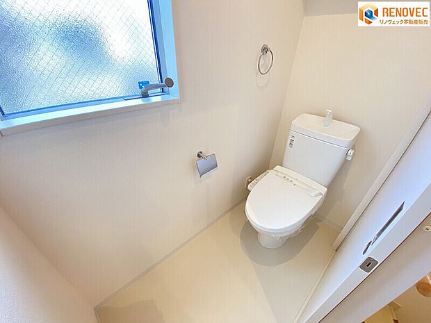 【トイレ】◆快適で清潔な温水洗浄便座◆1階と2階の2箇所のトイレがあれば少しは朝のトイレラッシュの緩和になりますでしょうか◆窓があって換気もいいです！
