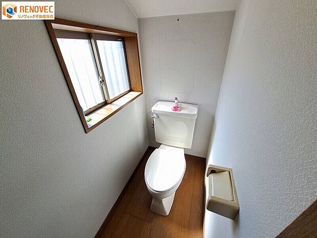 【2階　トイレ】◆1階と2階の2箇所のトイレがあれば少しは朝のトイレラッシュの緩和になりますでしょうか◆窓があって換気もいいです！
