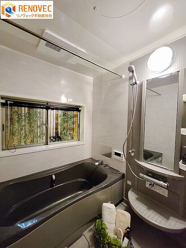 【バスルーム】◆お子様と一緒にバスタイムを楽しめる広々浴室です♪◆コントロールパネルが便利でいいですね♪◆浴室の窓で湿気対策もバッチリ！
