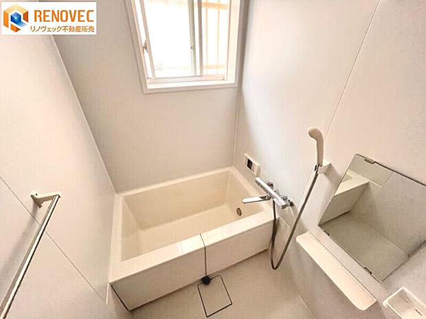 【バスルーム】◆お子様と一緒にバスタイムを楽しめる浴室です♪◆コントロールパネルが便利でいいですね♪◆浴室の窓で湿気対策もバッチリです！