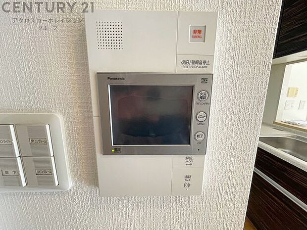 訪問者が来たときにテレビ画面で確認できるため、安心してドアを開けられます。録画機能があるものもあり、留守中に来訪者を記録しておくことができます。利便性が高く、セキュリティ面でも安心です。