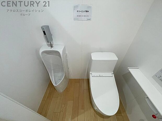 温水洗浄便座付トイレは温水洗浄機能により、暖かい水でおしりを洗浄することができ、冷たい水を使う従来の便座に比べ、温水洗浄機能で暖かいトイレを提供し、快適な使用を可能にします。