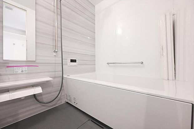 浴室換気乾燥機付きのシックな色合いのバスルーム