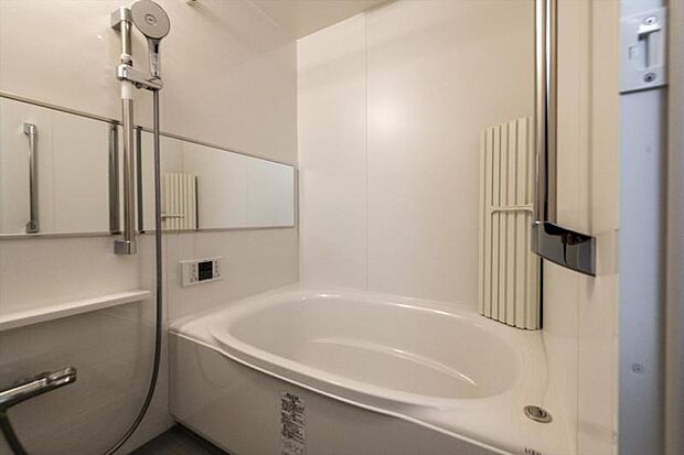 浴室乾燥機を備えた明るい印象の浴室、日々の疲れをリセット