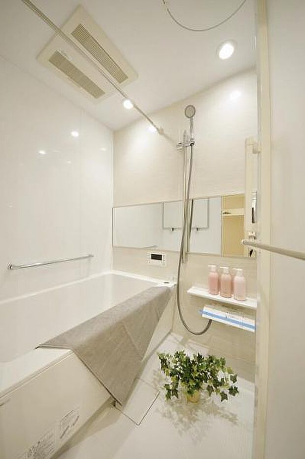 暖房換気乾燥機付きのシックな色合いの浴室