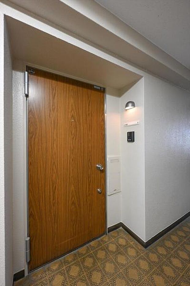 防犯性の高いダブルロックを採用した玄関扉