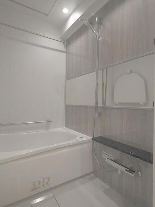 白くて高級感のあるバスルーム