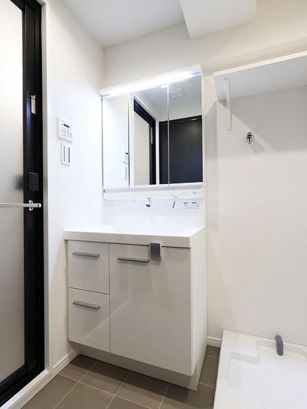 シンプルな3面鏡は使いやすさに拘ったコンパクト設計の洗面台