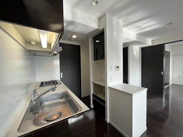 キッチン背面には食器棚がついており、レンジや炊飯器の設置スペースがございます。