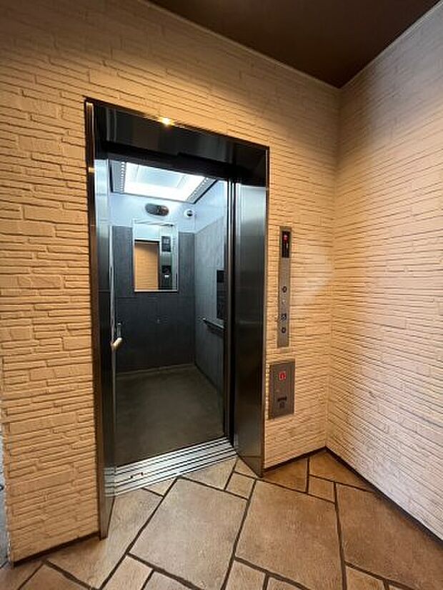 エレベーターのあるマンションです。