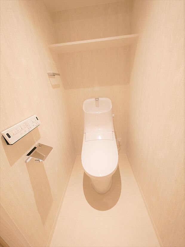 トイレは温水洗浄便座付！収納棚があるのでトイレ用品を整頓できます。