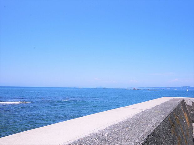 マンションの目の前は海です。江の島が遠望できます♪