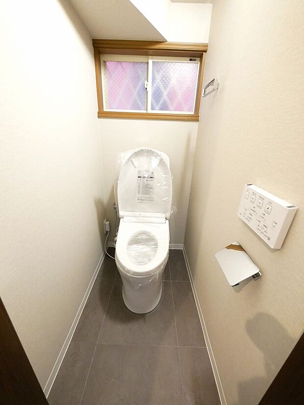 トイレは1階にあり、窓があるので換気もできます。温水洗浄便座付のトイレです。