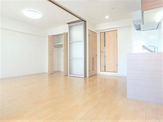 居室とダイニングの空間が可動式のドアで区切られるので、自由な空間の利用ができます。