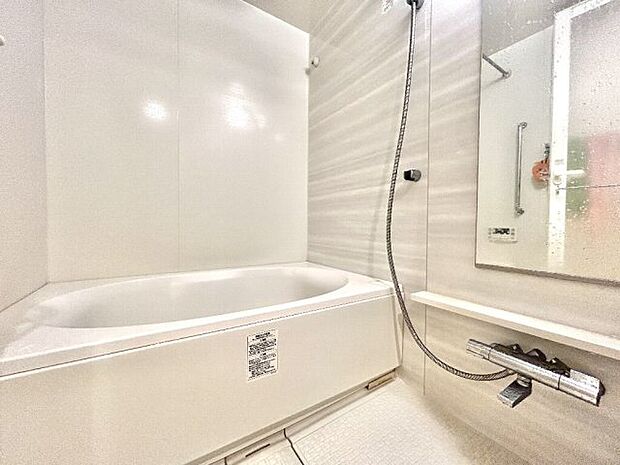 清潔感のある浴室には換気乾燥機が設置、衛生的な利便性にも配慮されております。