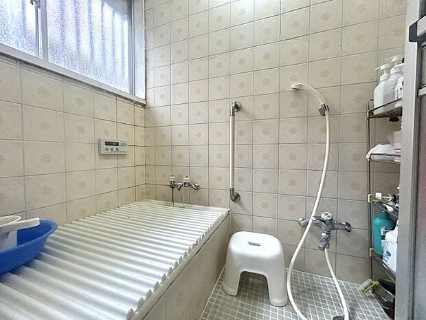 タイル張りの浴室は綺麗に使用されており、明るく清潔な印象です。