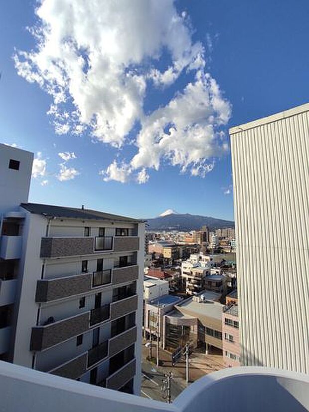 玄関側通路から富士山見えます