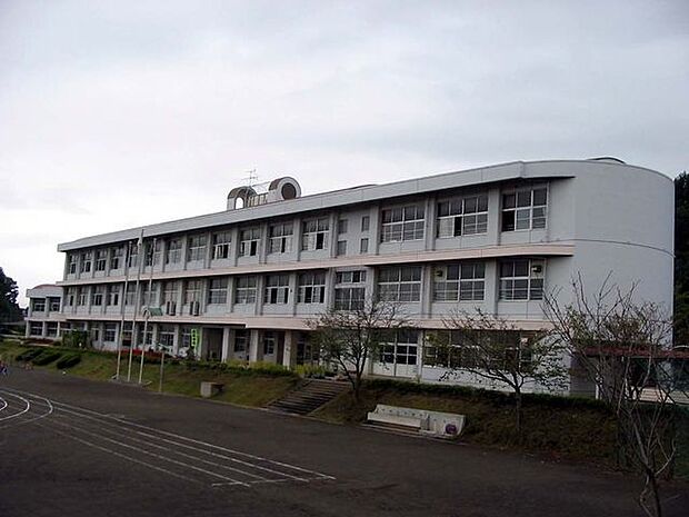 裾野市立向田小学校 徒歩17分。 1300m