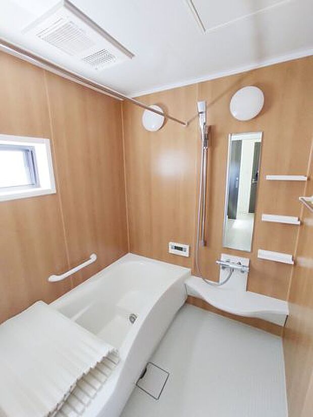 浴室は清潔感のある仕様に暖房乾燥機付きです。