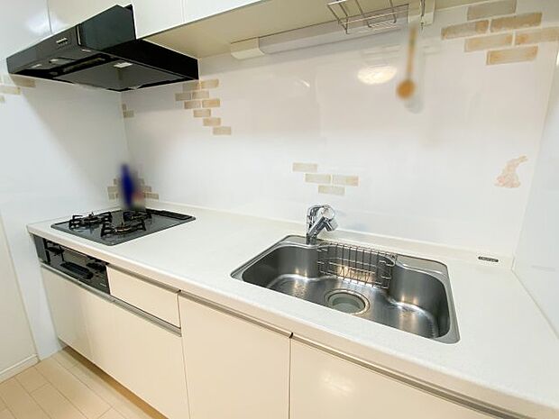 清潔感あるホワイトカラーのシステムキッチン。横幅2350、お料理のスペースも十分な広さです。