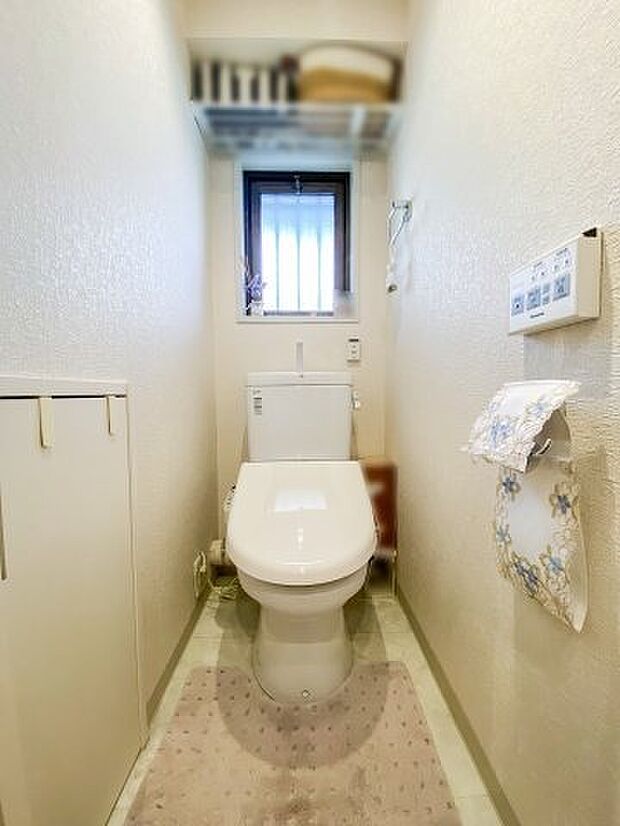 窓のあるトイレ。トイレ壁には収納スペースあり（写真左側）