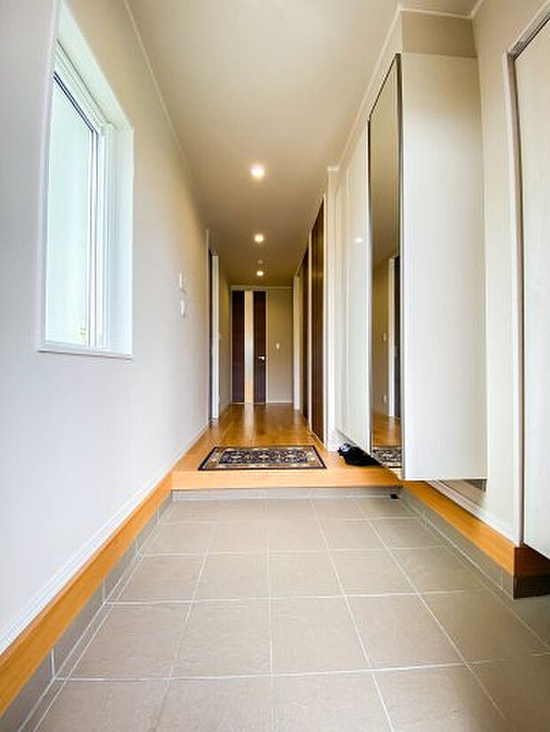 玄関アプローチは広く設けられております。姿見もあり出発前に身支度を確認できます。