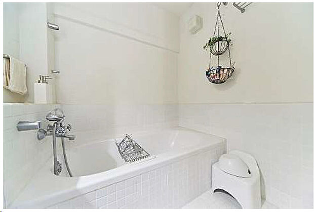ヨーロピアンな雰囲気の白いタイルの浴室です。