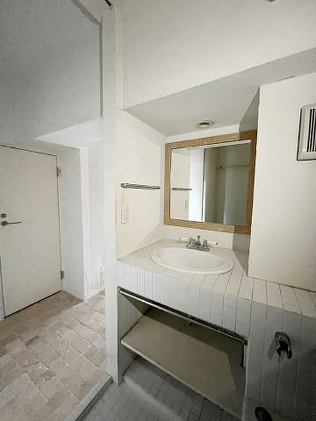 白タイルの可愛らしい洗面化粧台（洗面は浴室内にあります）