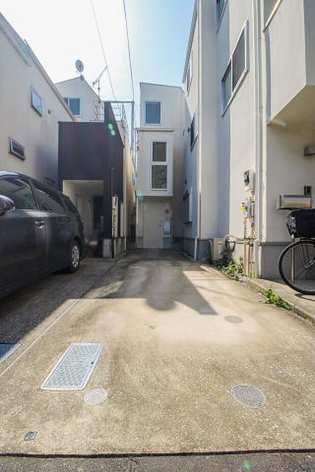 ハイルーフ車も駐車可能なカースペース。合わせてバイクや自転車も十分置けそうです。