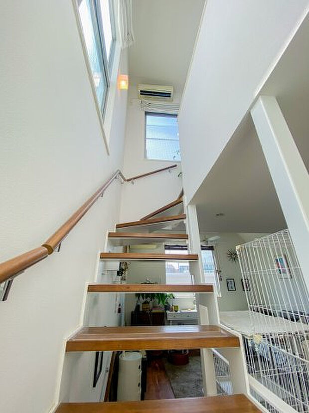 2階階段〜3階です。デザイナーズ住宅ならではの大きな窓とスケルトン階段がポイント！階段から明るい光を取り込みます。