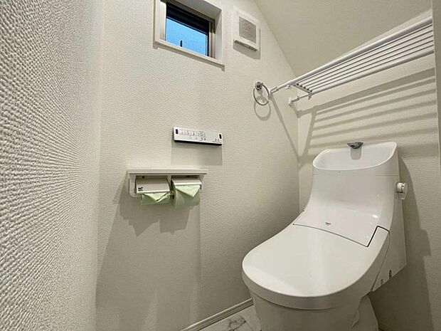 白を基調とした清潔感のあるトイレ！
