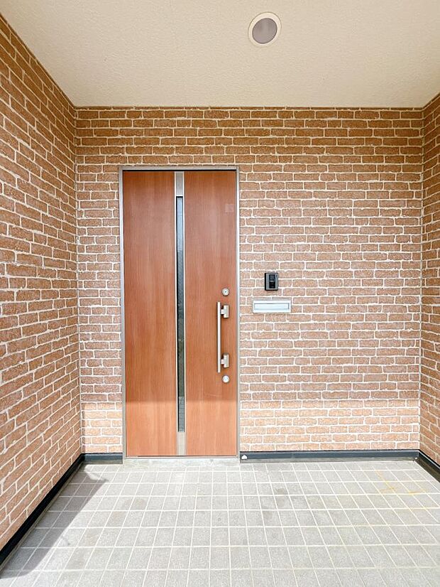 【リフォーム済】玄関写真です。玄関ドア鍵交換・建付け調整、クリーニングを行いました。モニター付きのインターホンがあるので防犯面でも安心です。