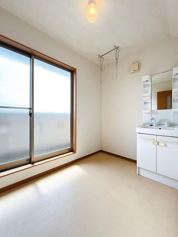 【リフォーム済】2階にはベランダの前に洗面スペースがあります。雨の日にはこちらで洗濯物を干すことも可能です。