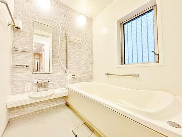 一日の疲れを癒すための心地よいバスタイムを演出する浴室はゆとりあるサイズを採用。美しく機能的な設備を採用しています。
