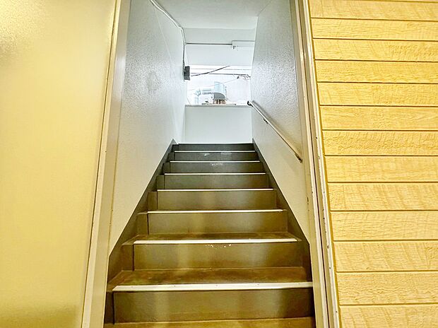 落ち着いた雰囲気の階段。手すりも常設しているので、ゆったりお使いになれます。